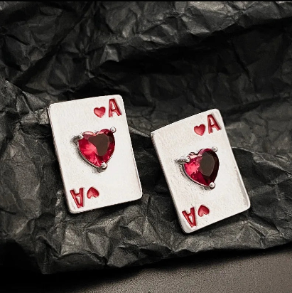 Brinco carta de baralho feminino com coração vermelho facetado e detalhes do Ás de Copas.