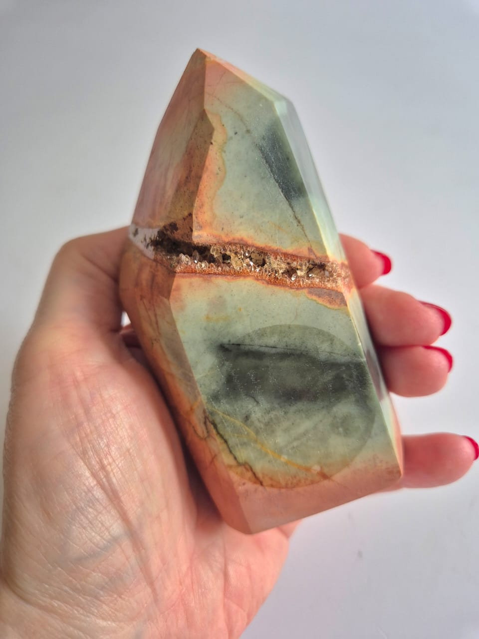 Torre de Jaspe Polícromo Natural – Torre Lapidada Irregular de 5 Faces | 12 cm | 478 g | Pedra Decorativa com Veio Mineral | Harmonia Plena