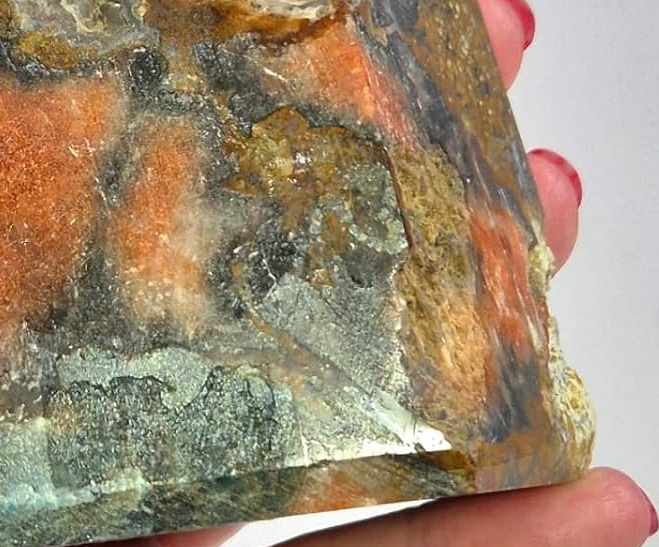 Jaspe Policromo Natural em formato de ponta geradora para decoração de mesas, escritórios e espaços de meditação.
