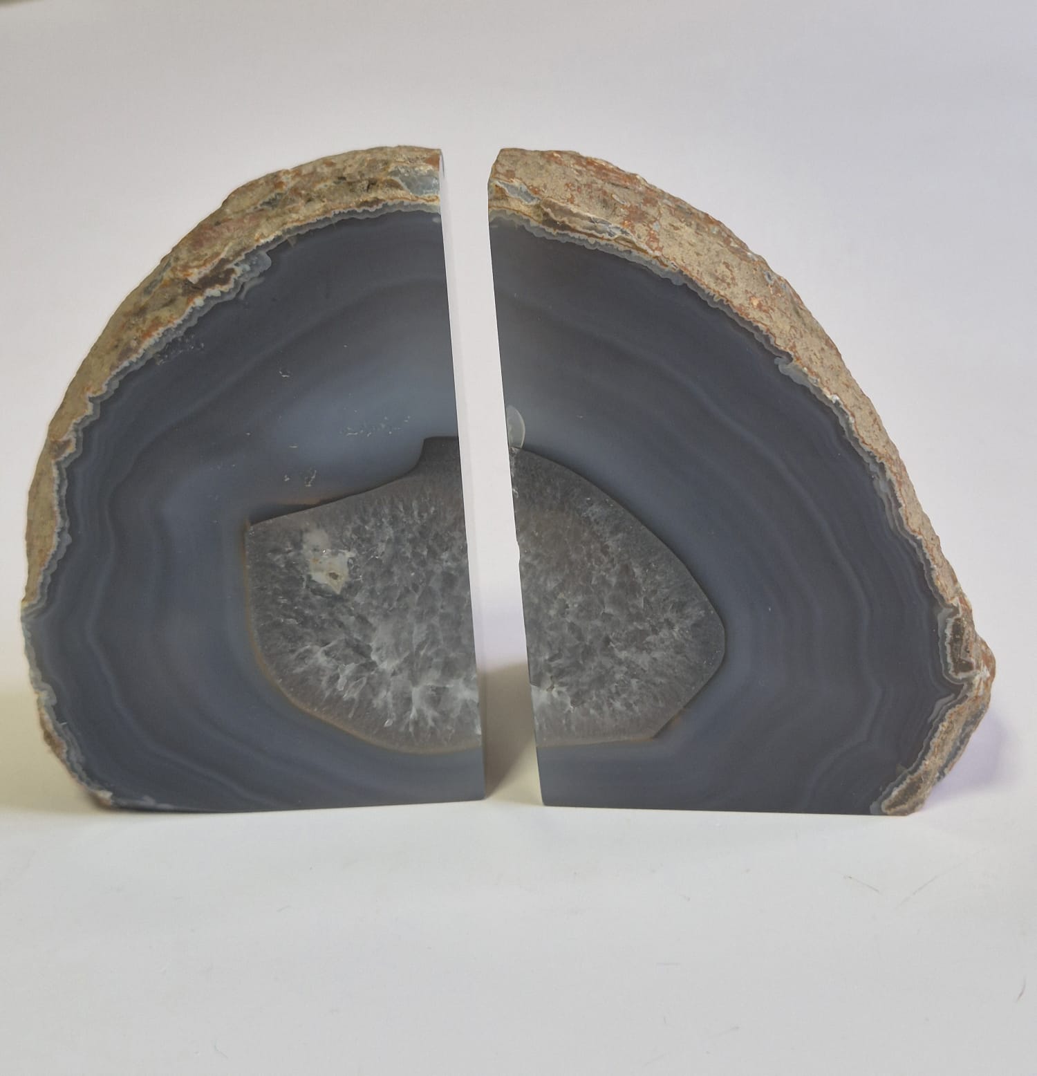 Peça Decorativa de Ágata Natural Cinza Fumê – Geodo Dividido | Peso de Livros, Ornamentação, Harmonização de Ambientes, Pedra Natural Premium - Doca Express