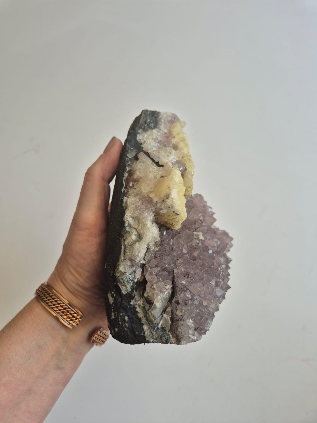 Peça Natural de Ametista com Calcita – Base Lapidada, 1,73 kg – Cristal para Decoração, Energização e Espaço Zen – Harmonia Plena