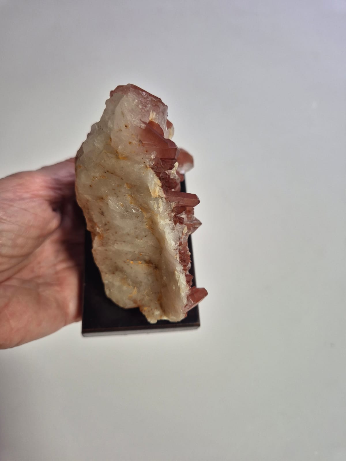 Peça de Quartzo Hematoide Natural com Base de Madeira – Cristal Vermelho (Quartzo Tangerina) para Decoração e Energia – Excelente para Coleções - 11×12×7 cm - Harmonia Plena