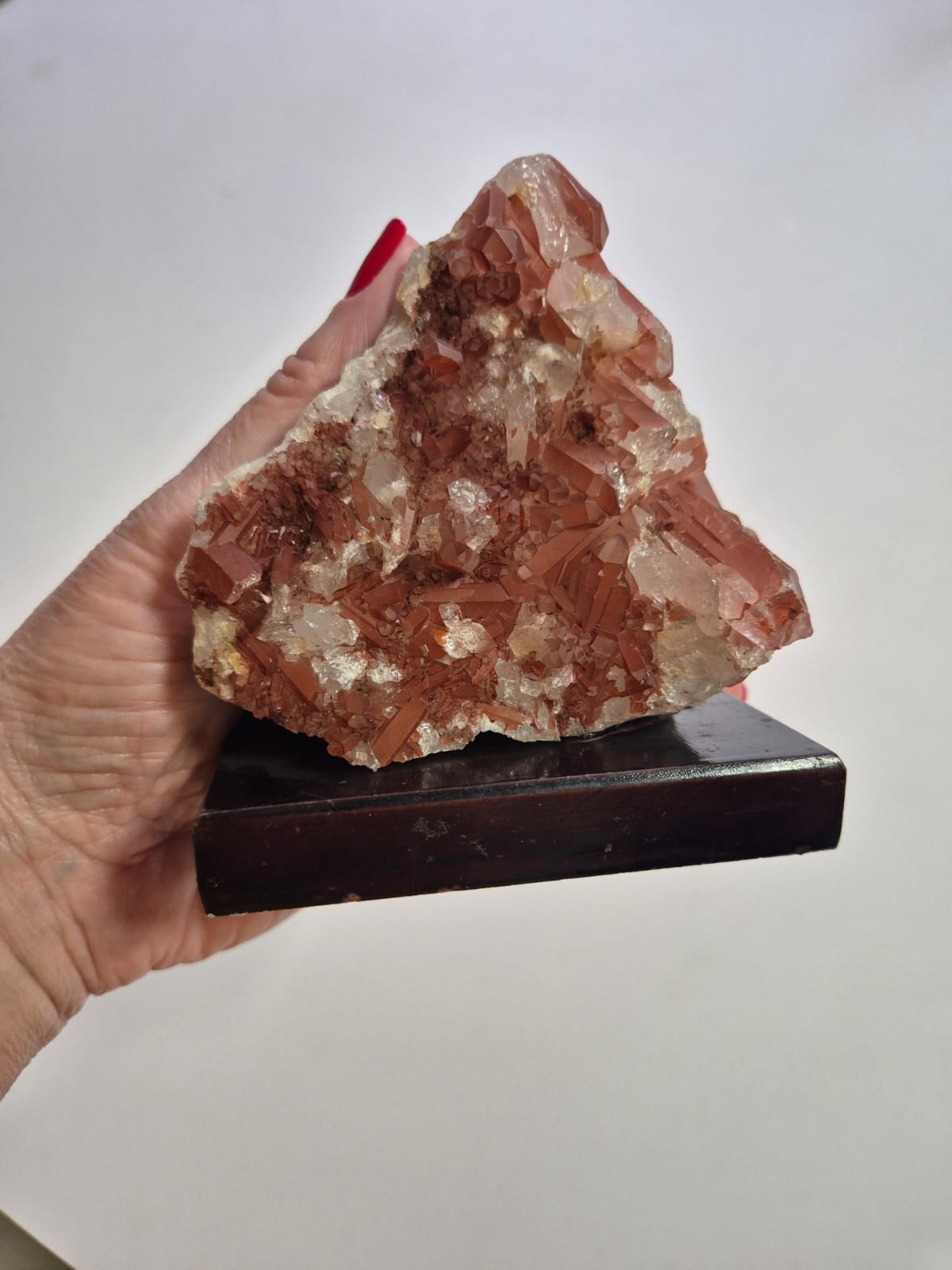 Peça de Quartzo Hematoide Natural com Base de Madeira – Cristal Vermelho (Quartzo Tangerina) para Decoração e Energia – Excelente para Coleções - 11×12×7 cm - Harmonia Plena