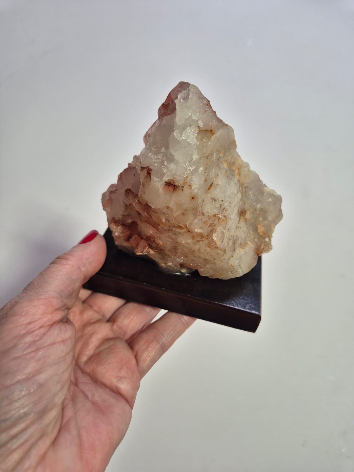 Peça de Quartzo Hematoide Natural com Base de Madeira – Cristal Vermelho (Quartzo Tangerina) para Decoração e Energia – Excelente para Coleções - 11×12×7 cm - Harmonia Plena