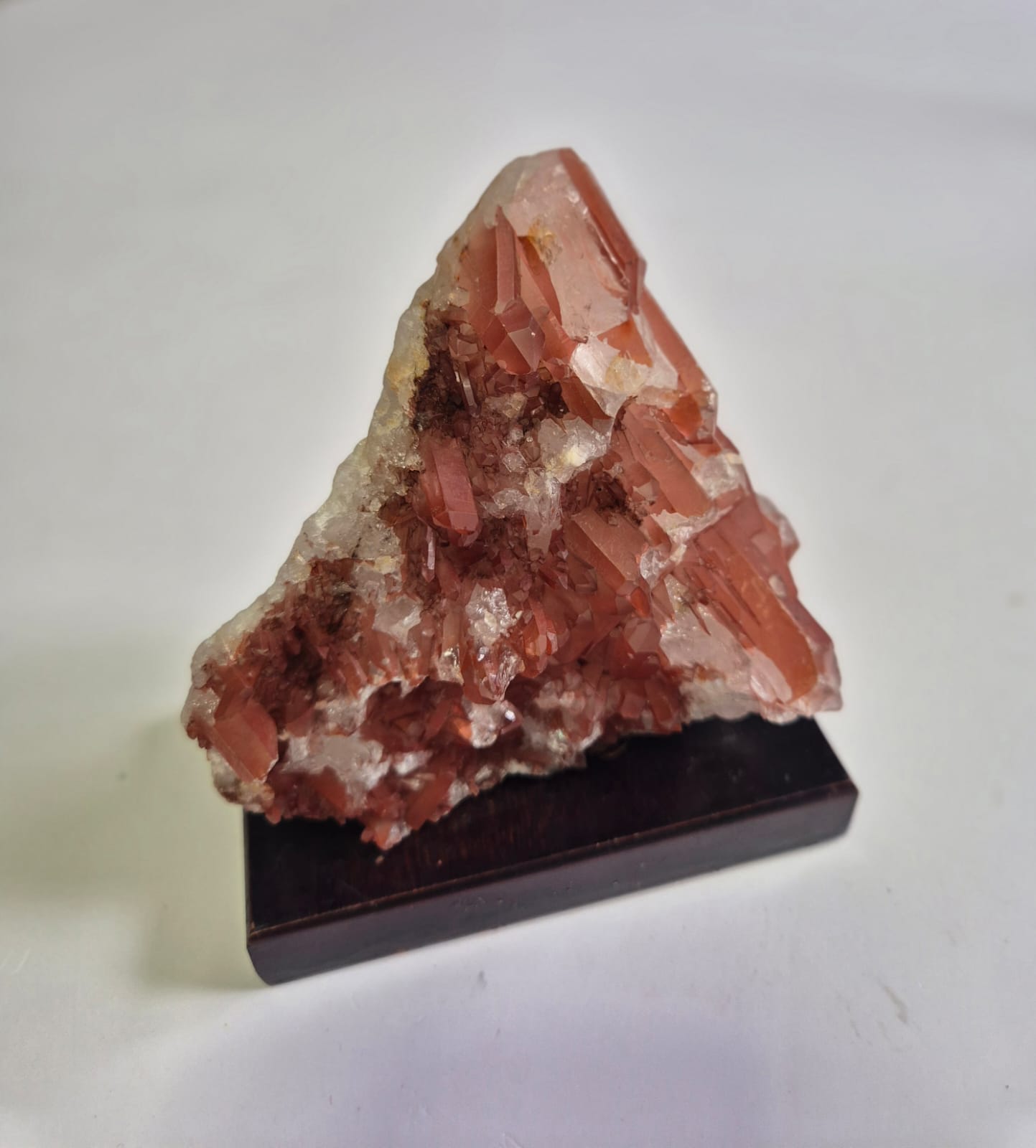 Peça de Quartzo Hematoide Natural com Base de Madeira – Cristal Vermelho (Quartzo Tangerina) para Decoração e Energia – Excelente para Coleções - 11×12×7 cm - Harmonia Plena