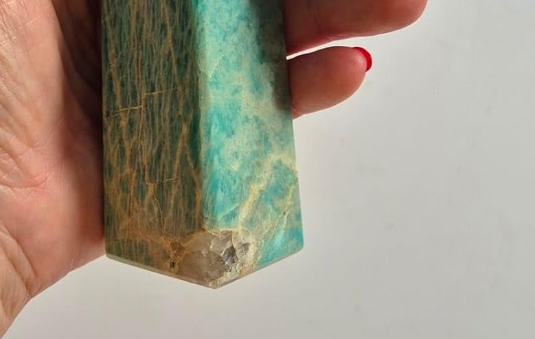 Pedra Natural Amazonita em obelisco polido com 16 cm, ideal para compor ambientes harmoniosos e elegantes.