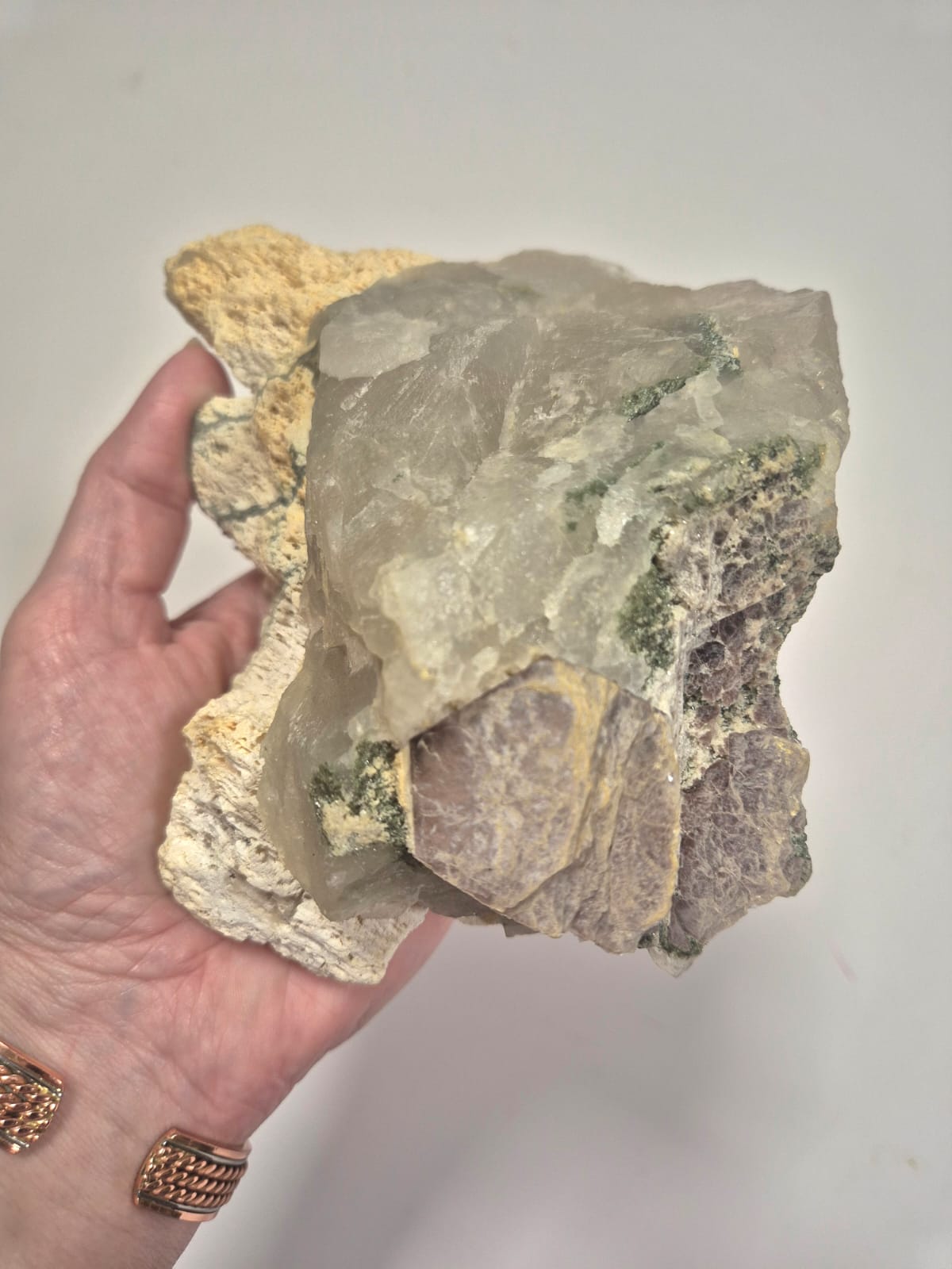 Pedra Natural Quartzo Leitoso com Clorita Verde e Mica Rosa em Matriz – Peça Bruta Colecionável 1,178 kg – Cristal Decorativo e Energia Ambiental - Harmonia Plena