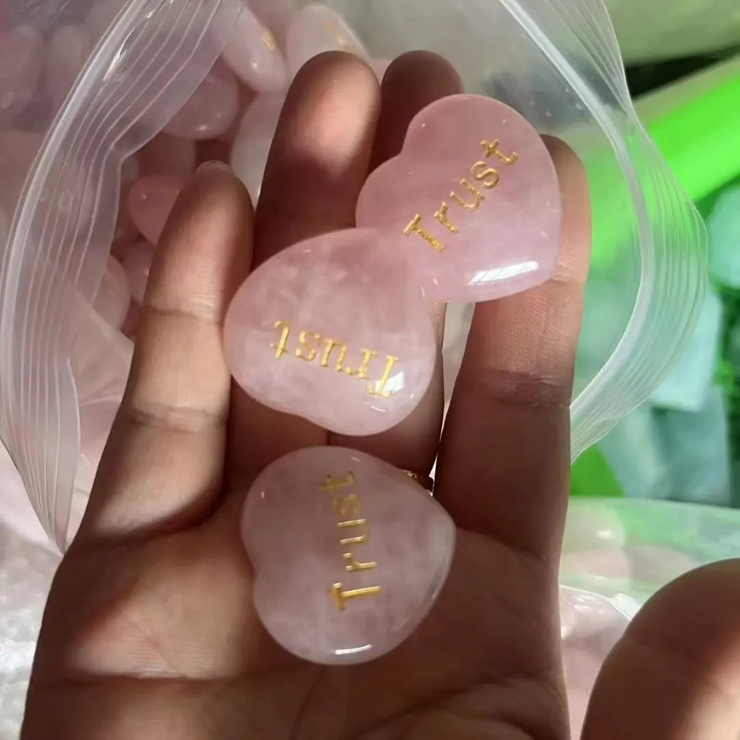 Pedra de Quartzo Rosa em Forma de Coração - Cristal Natural com Gravação "Love"