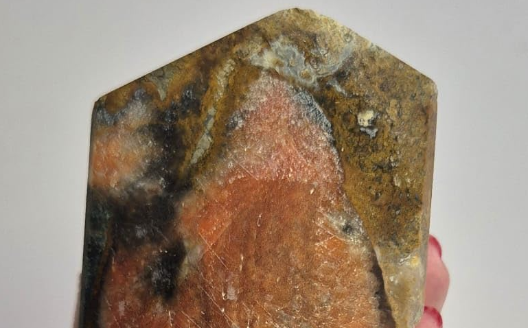 Ponta Geradora de Jaspe Policromo Natural com formação geológica única e acabamento artesanal de alta qualidade.
