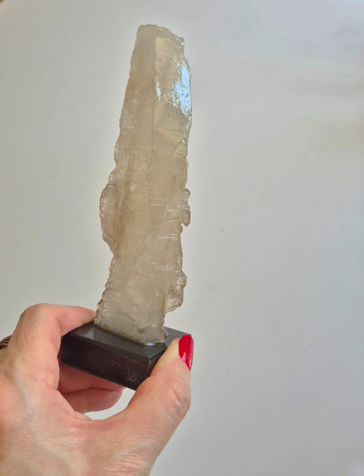 Ponta de Calcita Ótica Transparente Natural 17 cm com Base de Madeira – Cristal de Energia, Decoração Zen, Mineral Colecionável - Harmonia Plena