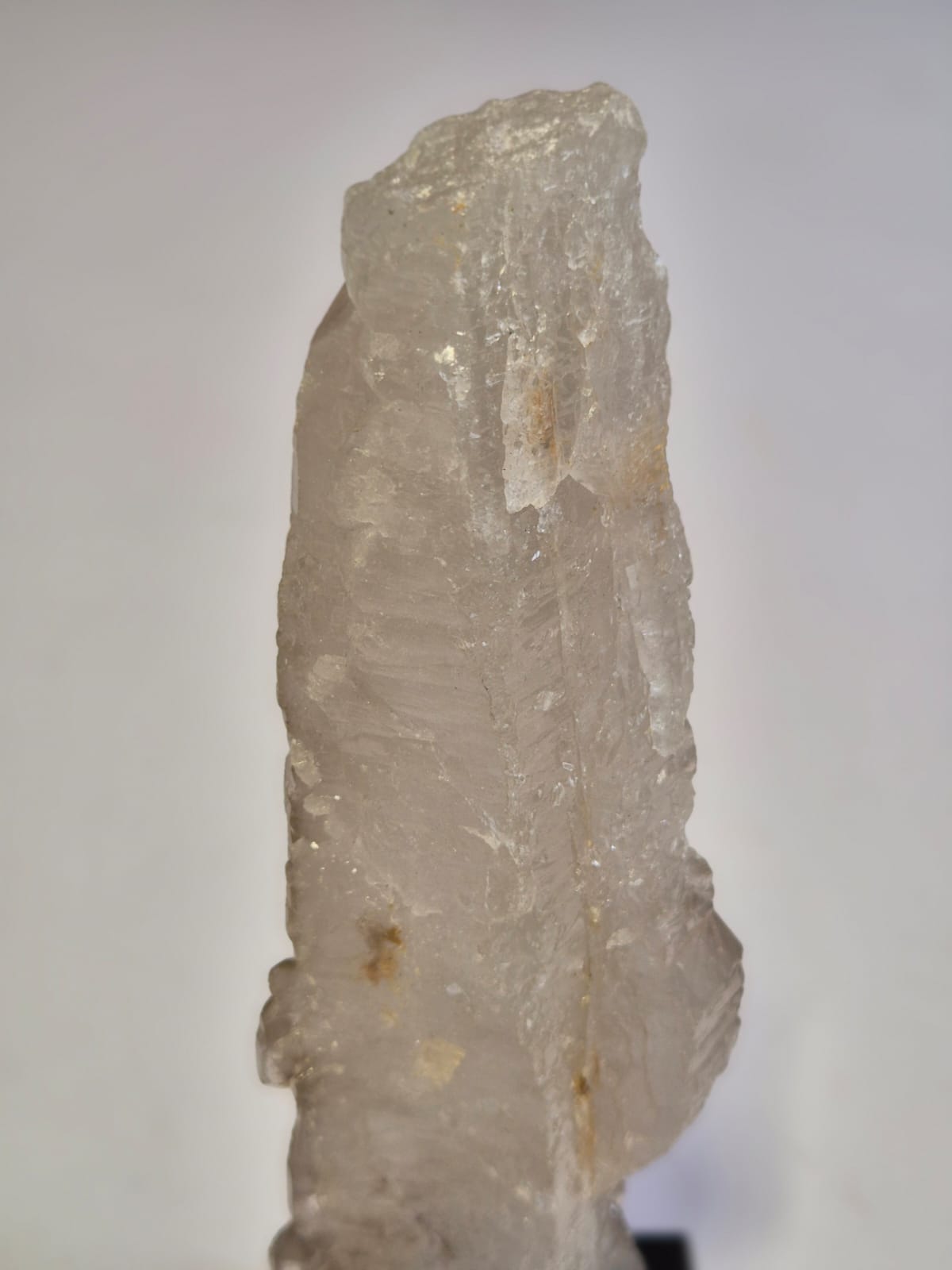 Ponta de Calcita Ótica Transparente Natural 17 cm com Base de Madeira – Cristal de Energia, Decoração Zen, Mineral Colecionável - Harmonia Plena