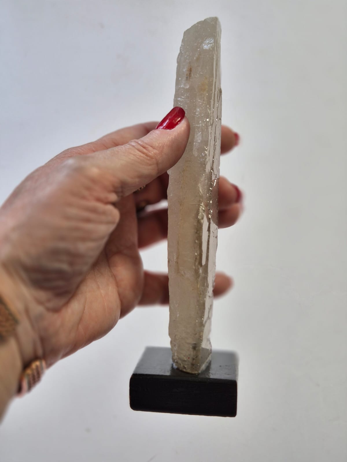 Ponta de Calcita Ótica Transparente Natural 17 cm com Base de Madeira – Cristal de Energia, Decoração Zen, Mineral Colecionável - Harmonia Plena