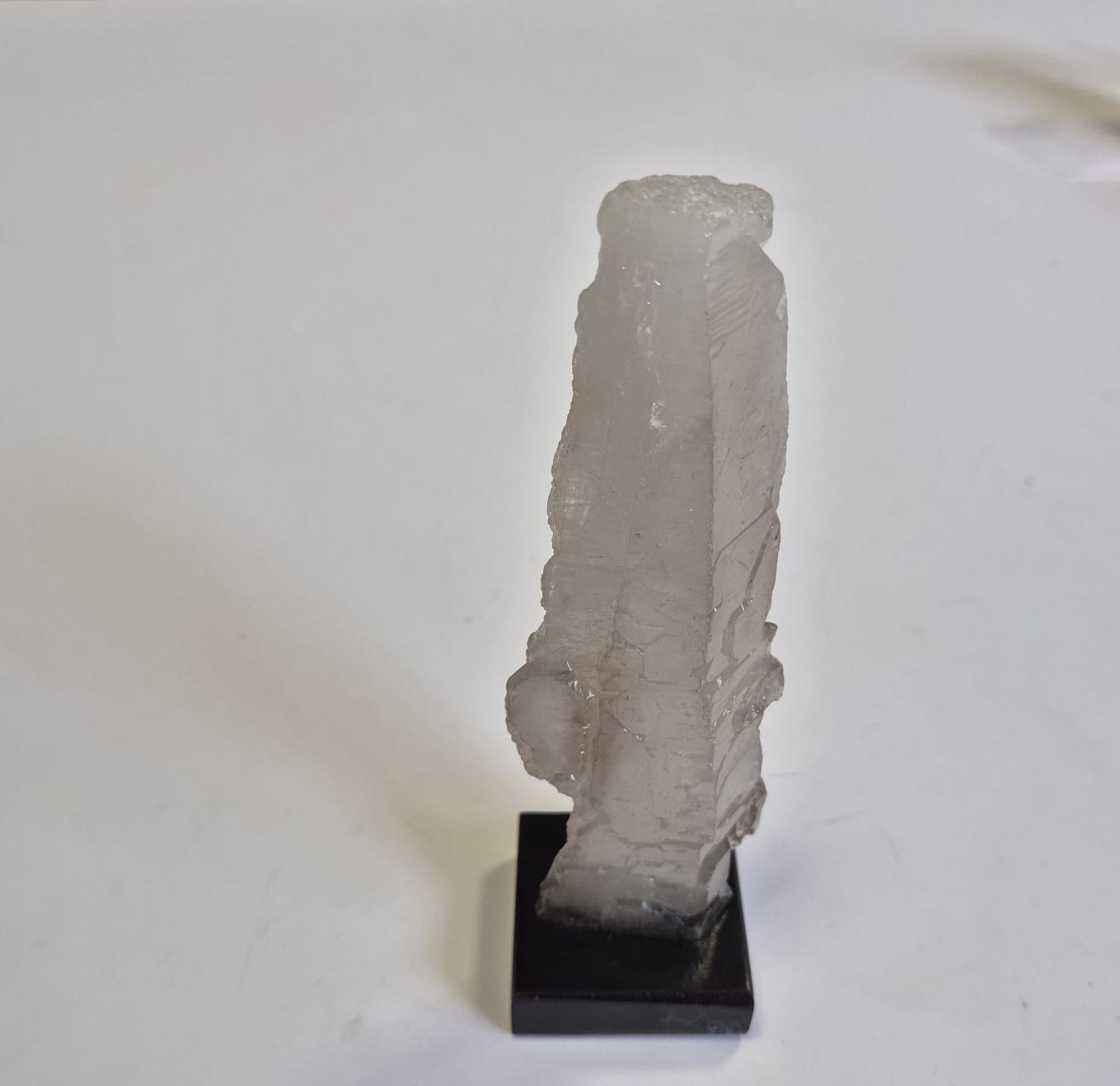 Ponta de Calcita Ótica Transparente Natural 17 cm com Base de Madeira – Cristal de Energia, Decoração Zen, Mineral Colecionável - Harmonia Plena