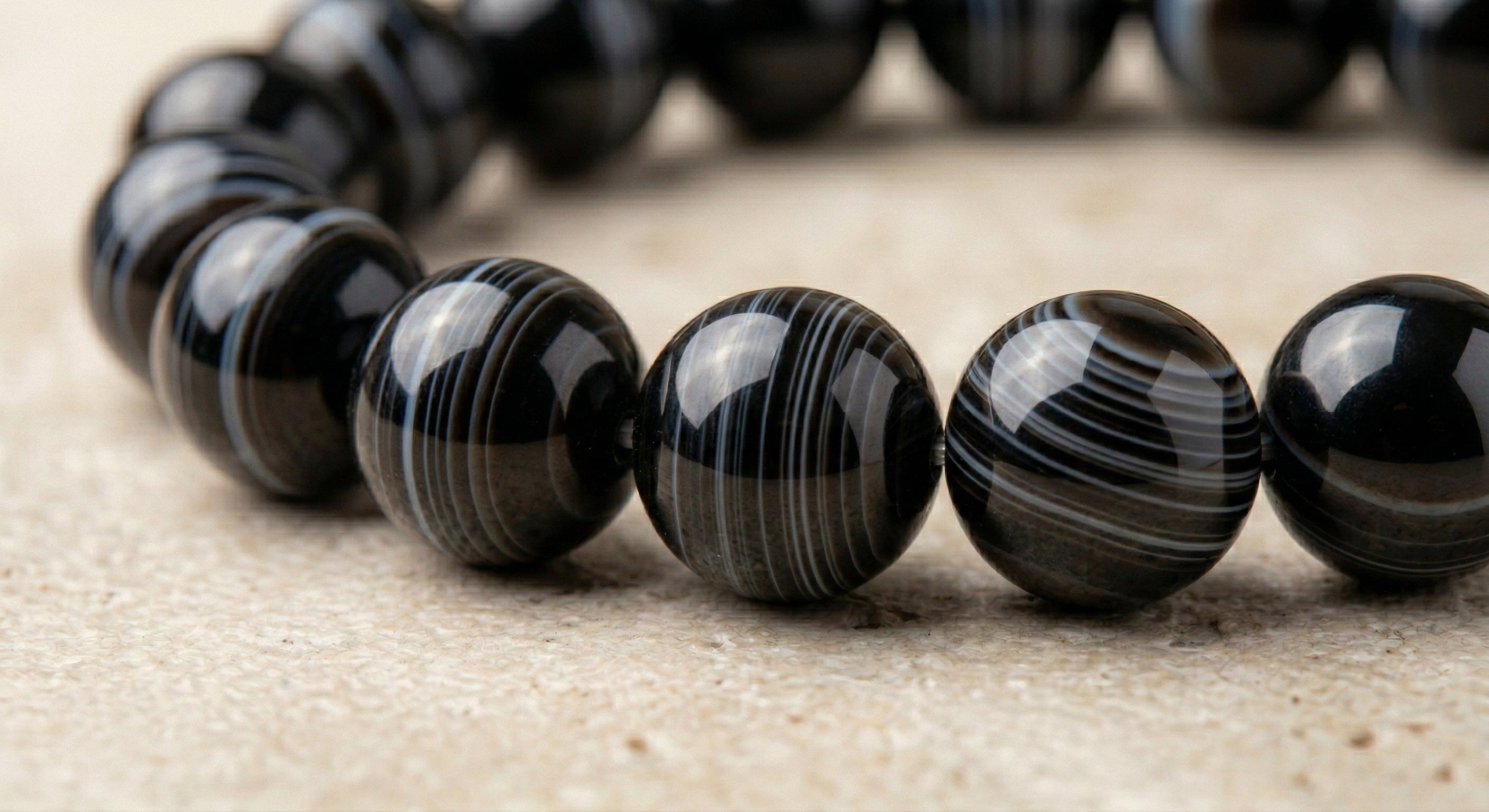 Pulseira de Ônix Natural Tipo A – Proteção, Firmeza e Equilíbrio Energético | Harmonia Plena
