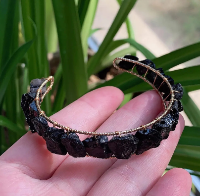 Pulseira de turmalina negra natural em pedras brutas irregulares com fio de cobre esmaltado e estrutura aberta - Harmonia Plena