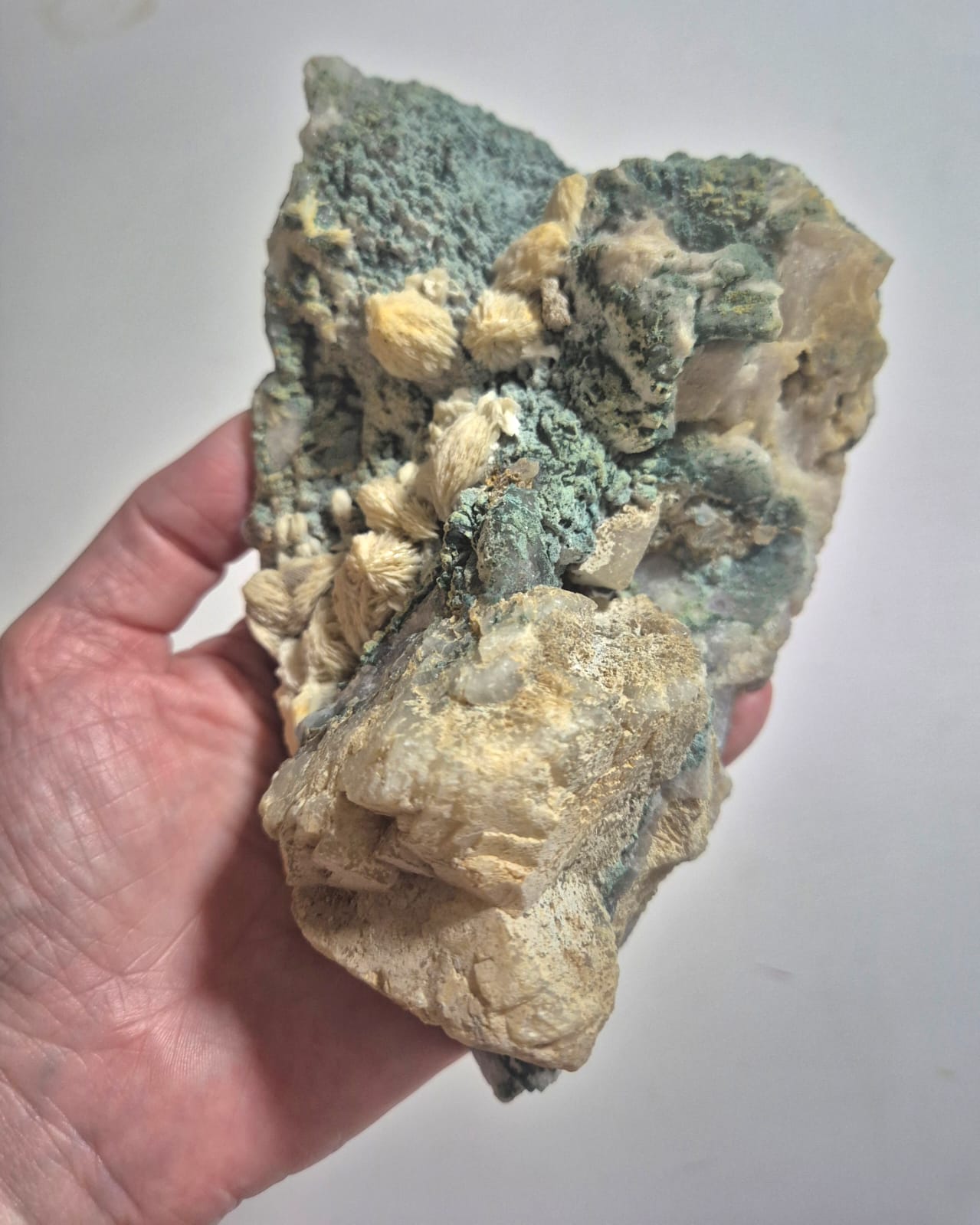 Rosetas de Barita Natural em Matriz Verde – Peça Mineral de 816 g | Barita Rósea com Crisocola/Malaquita | Decoração para Sala, Escritório e Espaços Zen | Energia de Aterramento e Clareza -Harmonia Plena