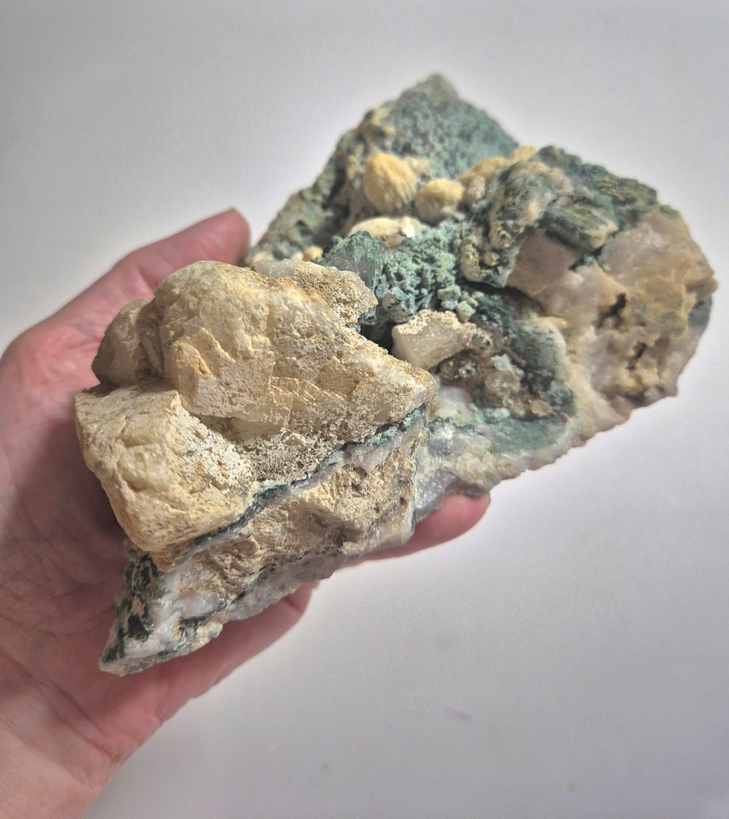 Rosetas de Barita Natural em Matriz Verde – Peça Mineral de 816 g | Barita Rósea com Crisocola/Malaquita | Decoração para Sala, Escritório e Espaços Zen | Energia de Aterramento e Clareza -Harmonia Plena