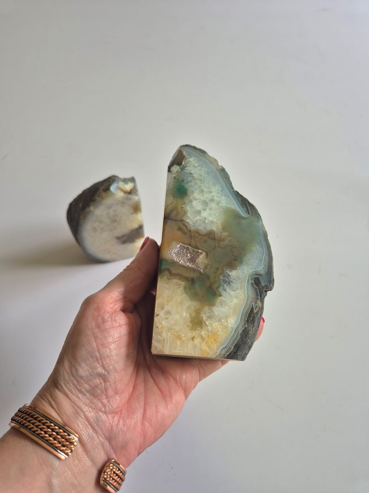 Separador de Livros em Ágata Natural Esverdeada – Par de Bookends em Pedra Natural Polida, Geodo Autêntico para Decoração de Escritório, Sala e Estante – Peça Única -Doca Express