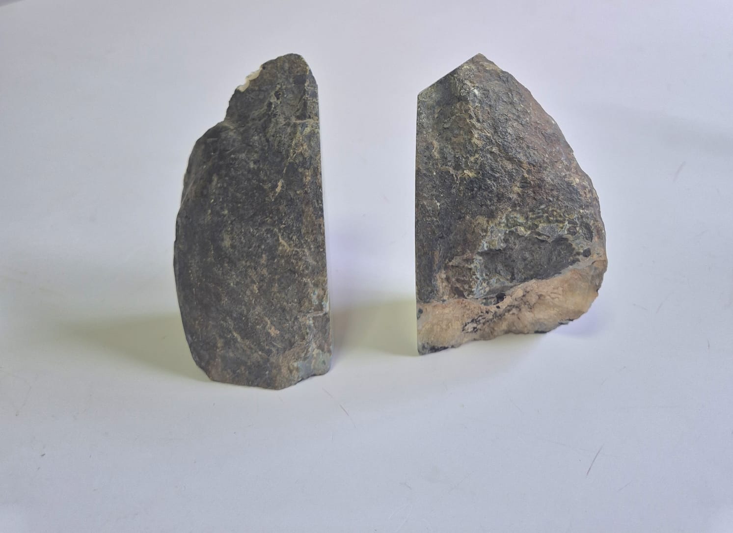 Separador de Livros em Ágata Natural Esverdeada – Par de Bookends em Pedra Natural Polida, Geodo Autêntico para Decoração de Escritório, Sala e Estante – Peça Única -Doca Express