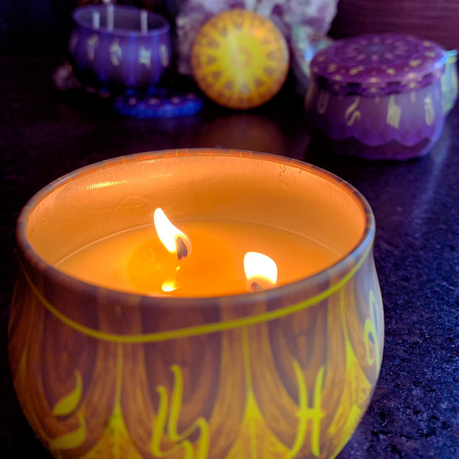 Vela Aromática Amarela com 3 Pavios em Pote Decorativo – Cera Vegana de Coco, Arroz e Palma – Energia de Cura e Ativação Espiritual – Mandala Astrológica – 140g