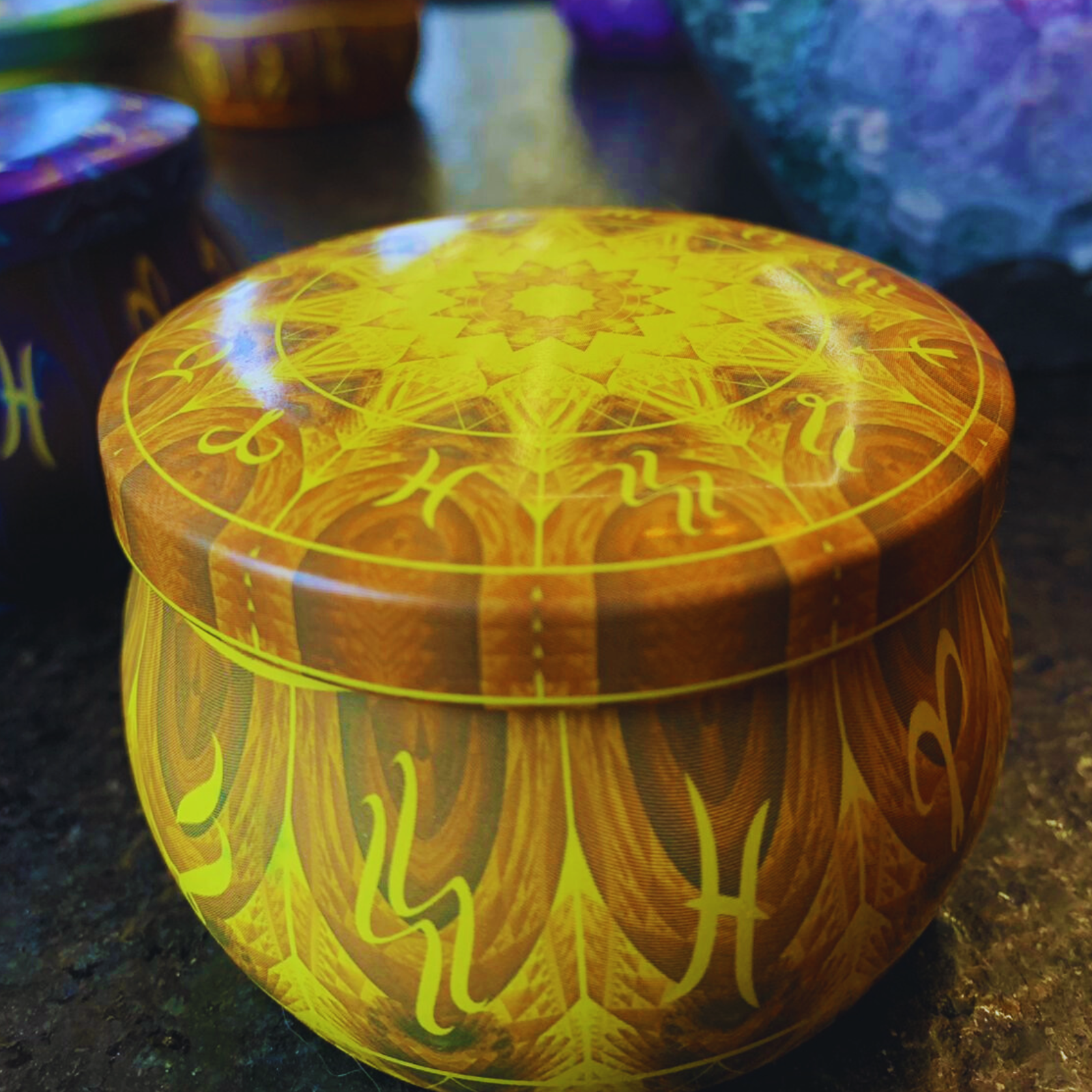 Vela Aromática Amarela com 3 Pavios em Pote Decorativo – Cera Vegana de Coco, Arroz e Palma – Energia de Cura e Ativação Espiritual – Mandala Astrológica – 140g