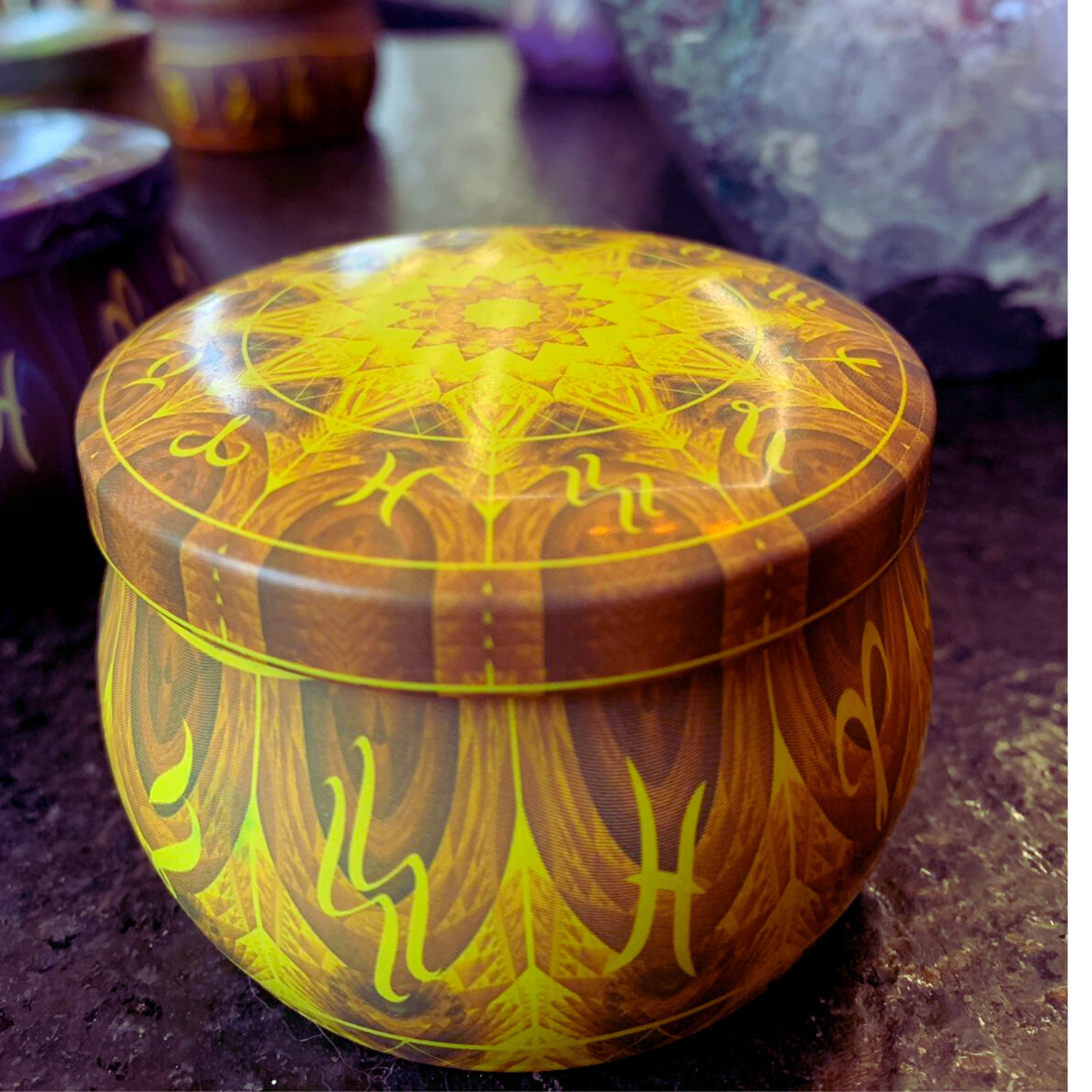 Vela Aromática Amarela com 3 Pavios em Pote Decorativo – Cera Vegana de Coco, Arroz e Palma – Energia de Cura e Ativação Espiritual – Mandala Astrológica – 140g