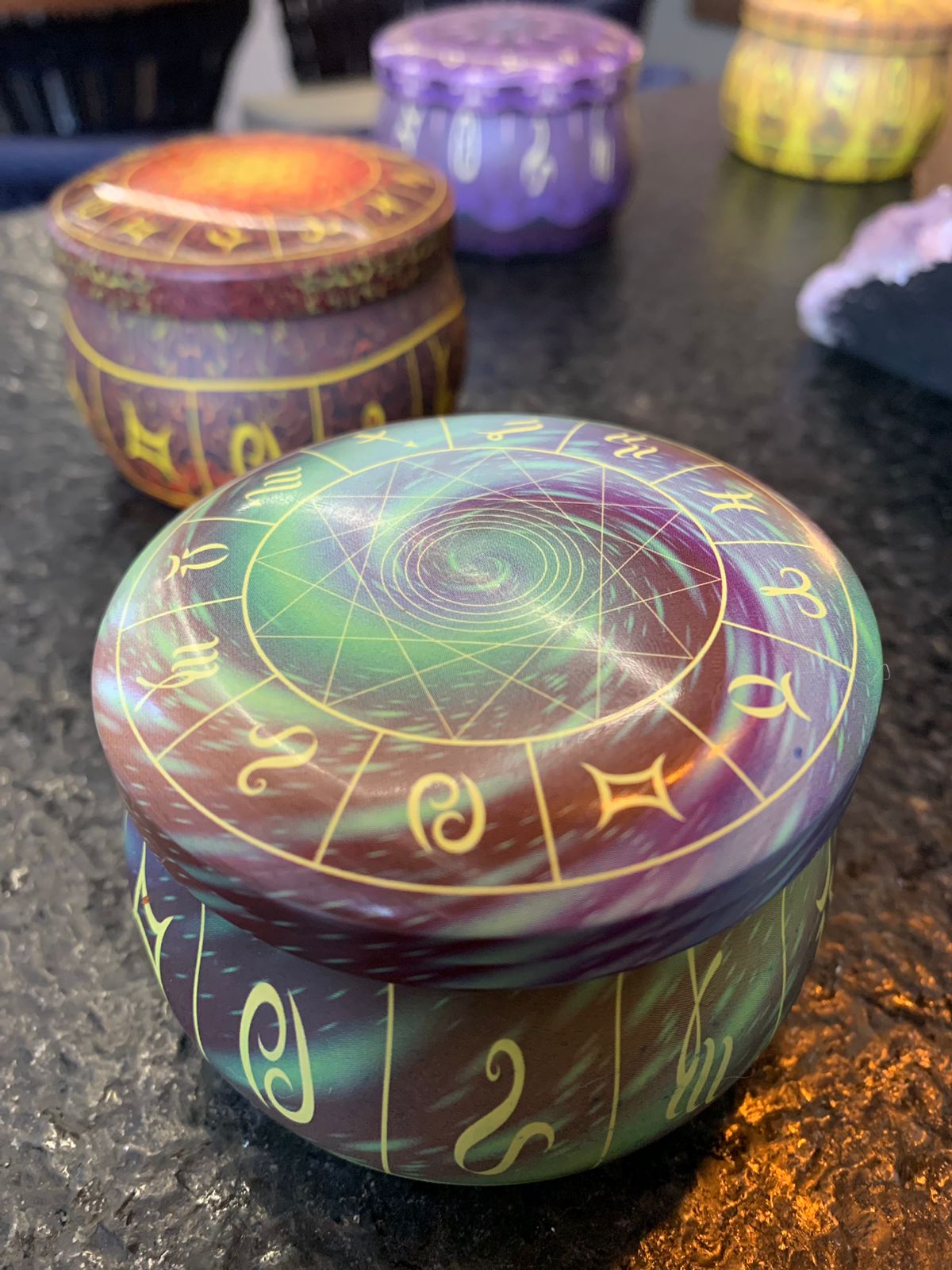 Vela Aromática Violeta com 3 Pavios em Pote Decorativo – Cera Vegana de Coco, Arroz e Palma – Energia de Cura e Ativação Espiritual – Mandala Astrológica – 140g