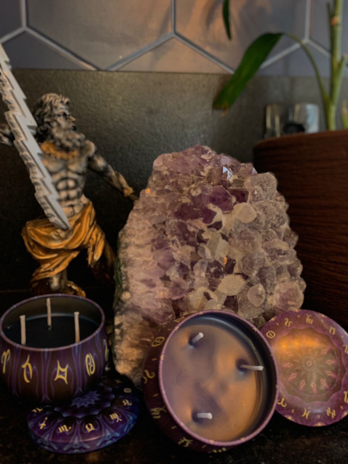 Vela Aromática Violeta com 3 Pavios em Pote Decorativo – Cera Vegana de Coco, Arroz e Palma – Energia de Cura e Ativação Espiritual – Mandala Astrológica – 140g