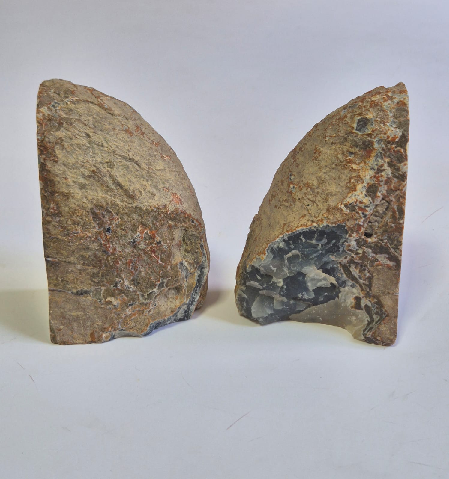 Peça Decorativa de Ágata Natural Cinza Fumê – Geodo Dividido | Peso de Livros, Ornamentação, Harmonização de Ambientes, Pedra Natural Premium - Doca Express