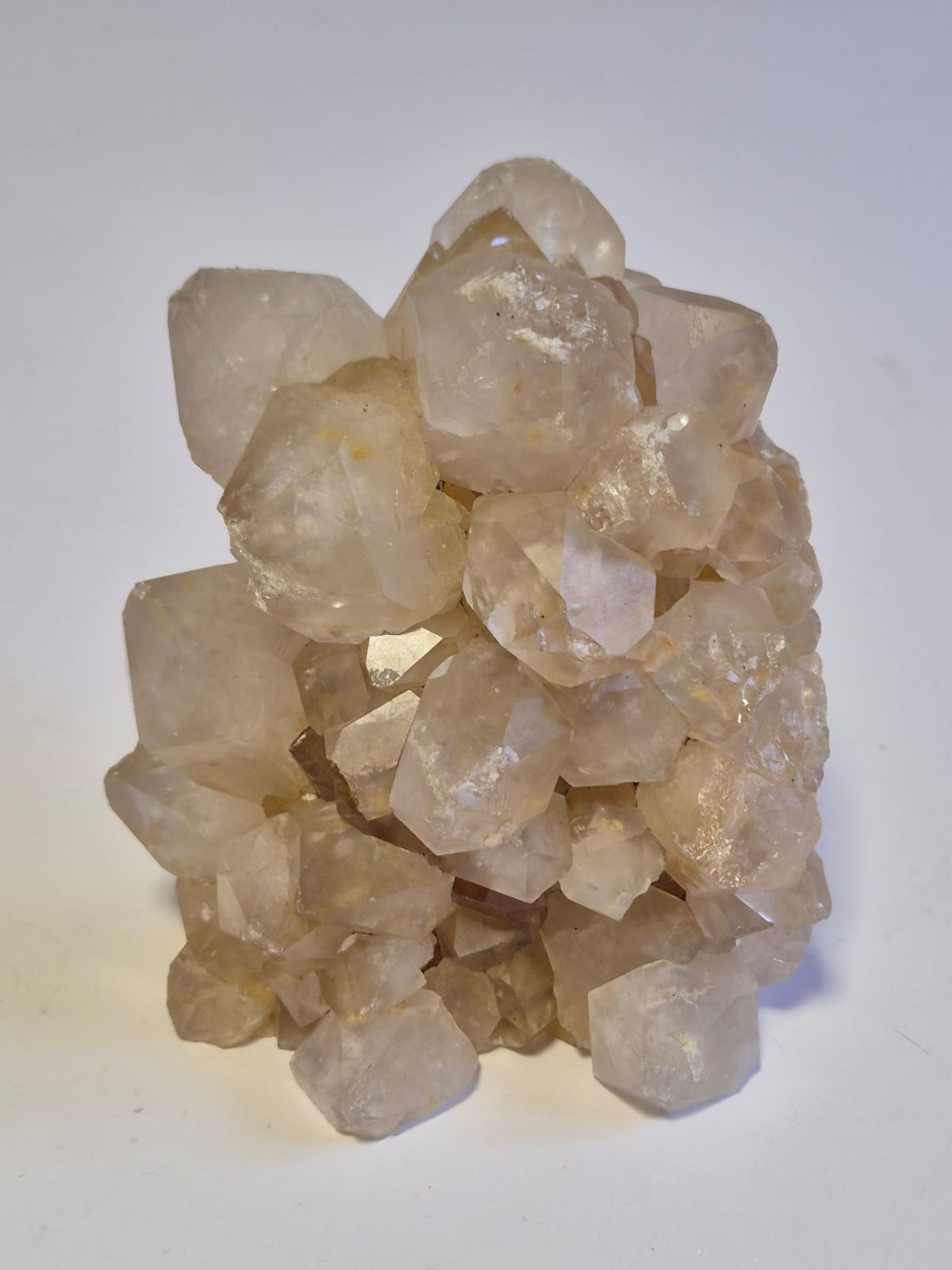 Drusa de Quartzo Fumê Claro Natural 896g – Cristais com Pontas Formadas, Peça Única para Decoração, Energia e Colecionadores – 12×10×8 cm - Harmonia Plena