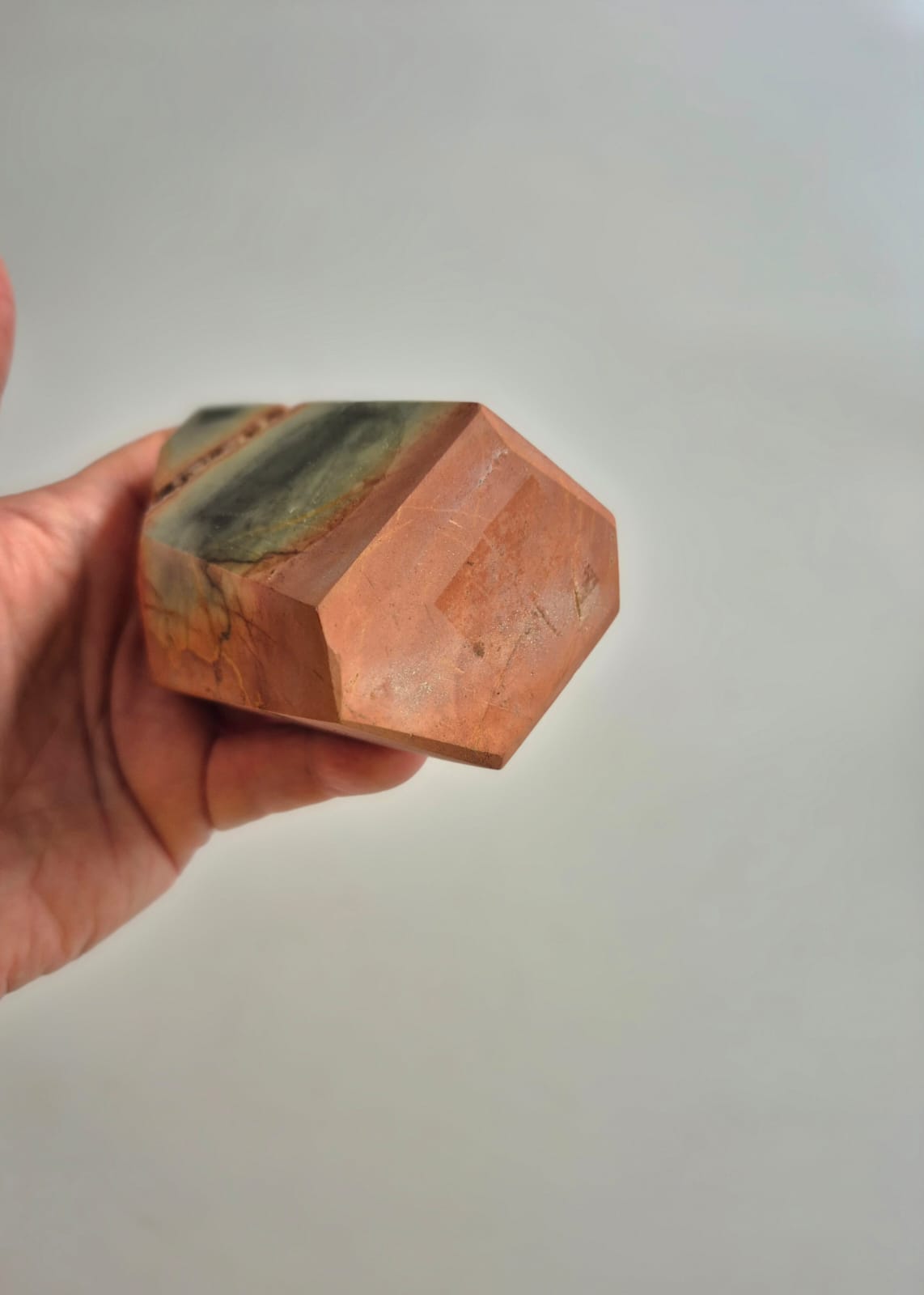 Torre de Jaspe Polícromo Natural – Torre Lapidada Irregular de 5 Faces | 12 cm | 478 g | Pedra Decorativa com Veio Mineral | Harmonia Plena