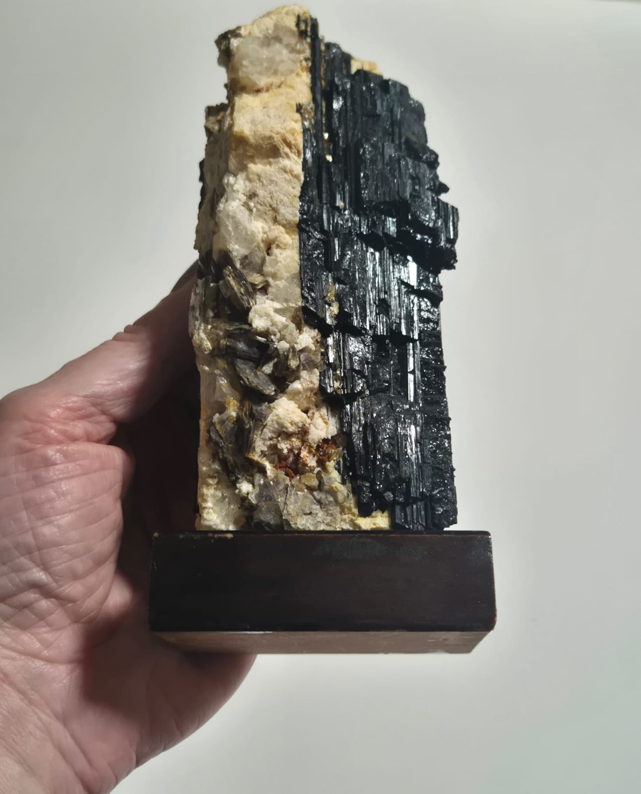 Turmalina Negra em Matriz de Quartzo 697g – Pedra Natural para Proteção, Limpeza Energética, Reiki e Feng Shui – Peça Única em Base de Madeira – Harmonia Plena