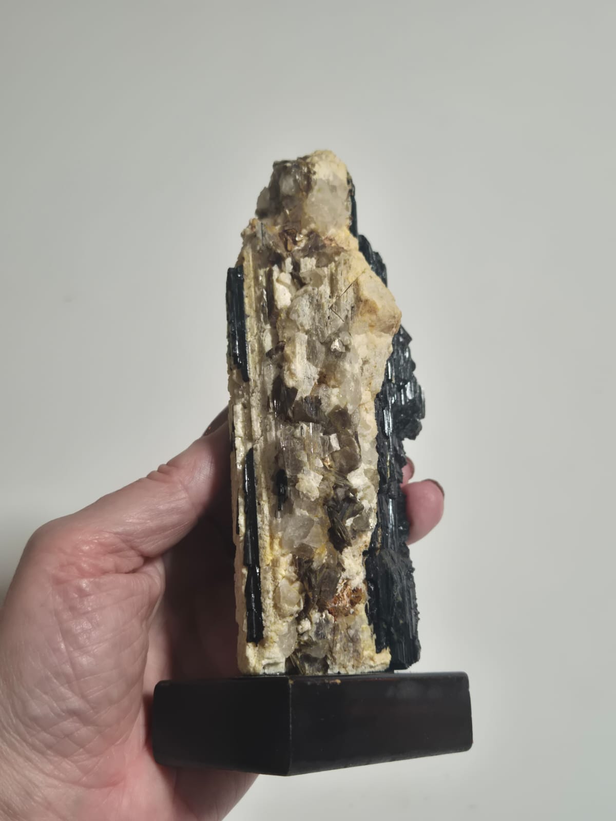 Turmalina Negra em Matriz de Quartzo 697g – Pedra Natural para Proteção, Limpeza Energética, Reiki e Feng Shui – Peça Única em Base de Madeira – Harmonia Plena