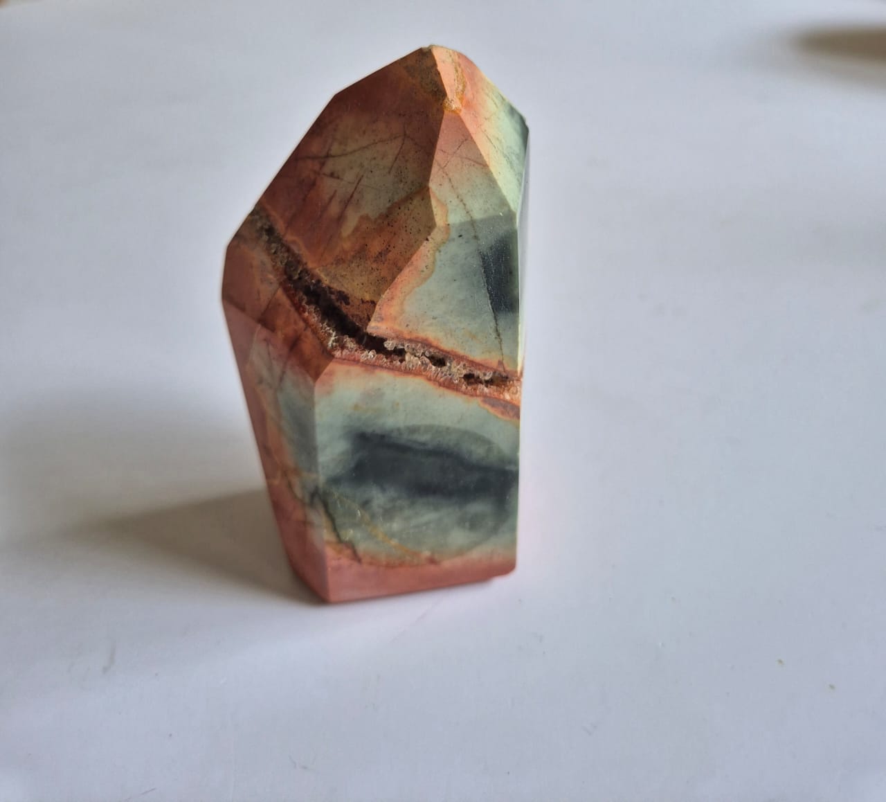 Torre de Jaspe Polícromo Natural – Torre Lapidada Irregular de 5 Faces | 12 cm | 478 g | Pedra Decorativa com Veio Mineral | Harmonia Plena