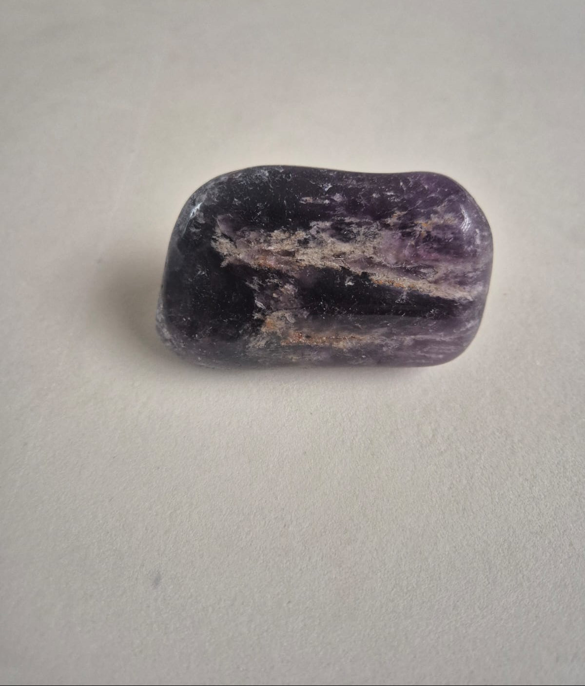 . Ametista

Pedra natural rolada de ametista, com acabamento polido e tonalidade roxa, integrante do Kit 7 Cristais para Chakras da Harmonia Plena.