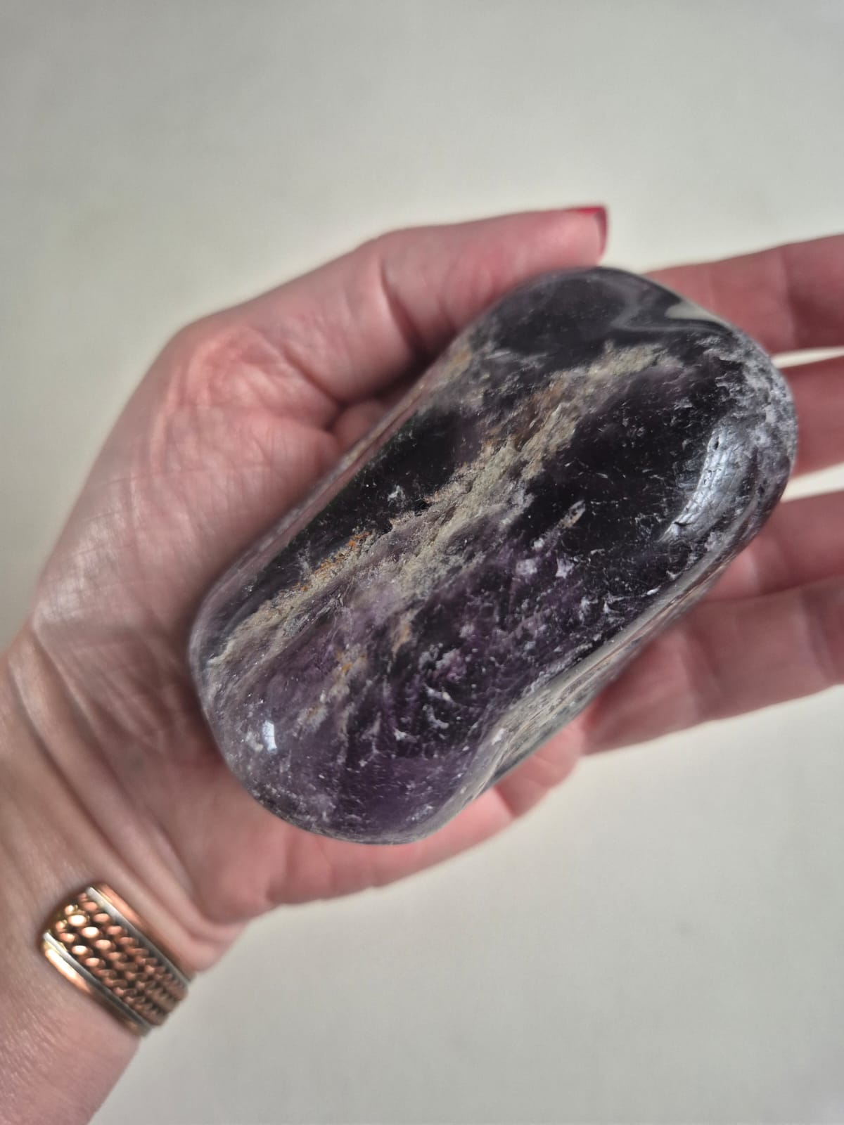. Ametista

Pedra natural rolada de ametista, com acabamento polido e tonalidade roxa, integrante do Kit 7 Cristais para Chakras da Harmonia Plena.