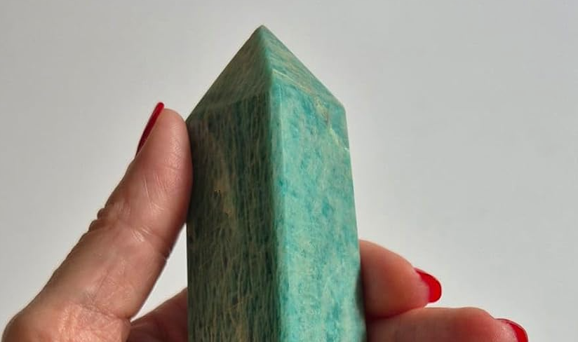 Amazonita Natural 16 cm em formato de obelisco, peça única em pedra natural para decoração e coleção mineral.