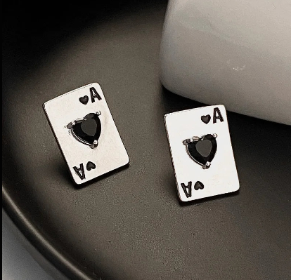 Brinco Ás de Copas prateado com coração preto em formato de carta de baralho.