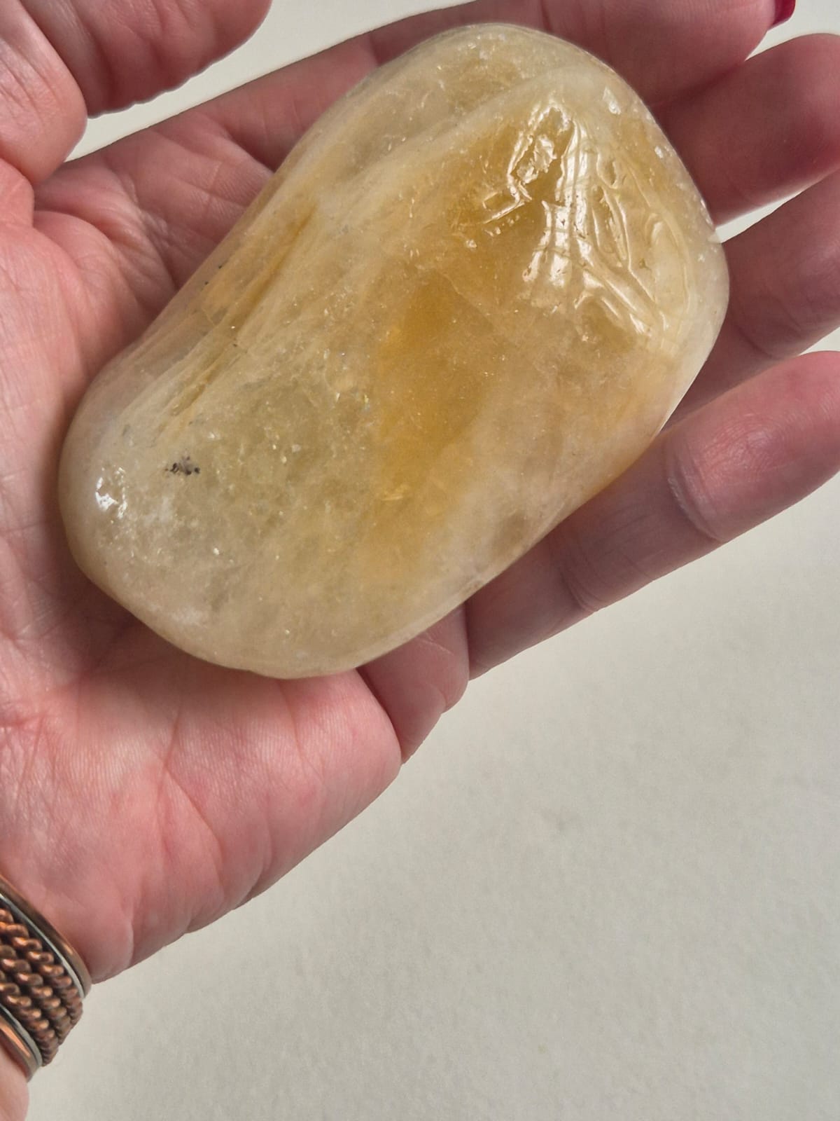 Citrino

Pedra natural rolada de citrino, com acabamento polido e tonalidade amarela dourada, integrante do Kit 7 Cristais para Chakras da Harmonia Plena.