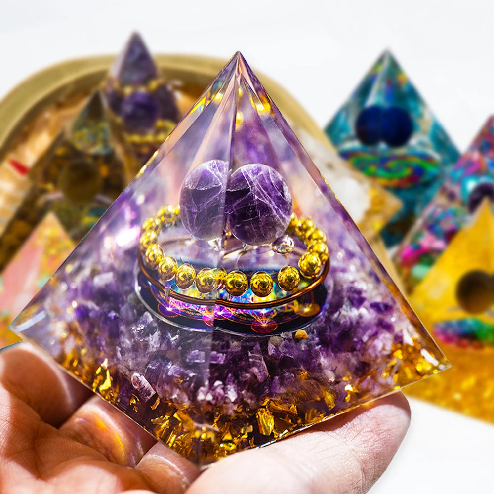 Conjunto de 7 Pirâmides de Resina com Cristais Naturais - Gerador de Energia para Cura dos Chakras e Decoração - Reiki