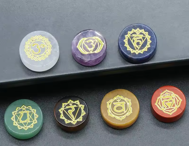 Cristais naturais polidos com símbolos chakras
