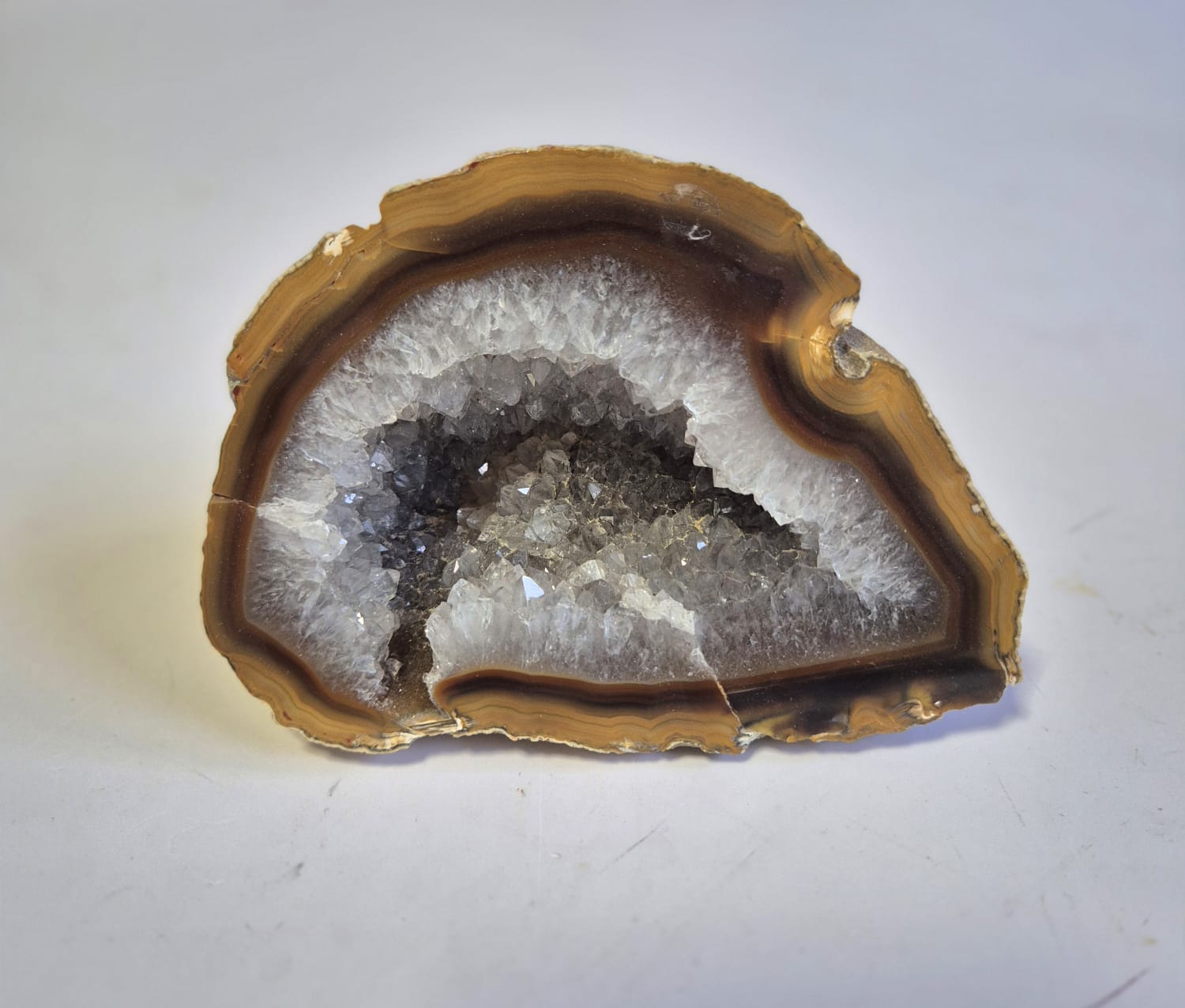 Geodo de Ágata Natural com Drusa de Quartzo – Peça Polida 550g | Banda Marrom e Núcleo Cristalino | Decoração, Coleção Mineral e Espaços Zen -  Harmonia Plena