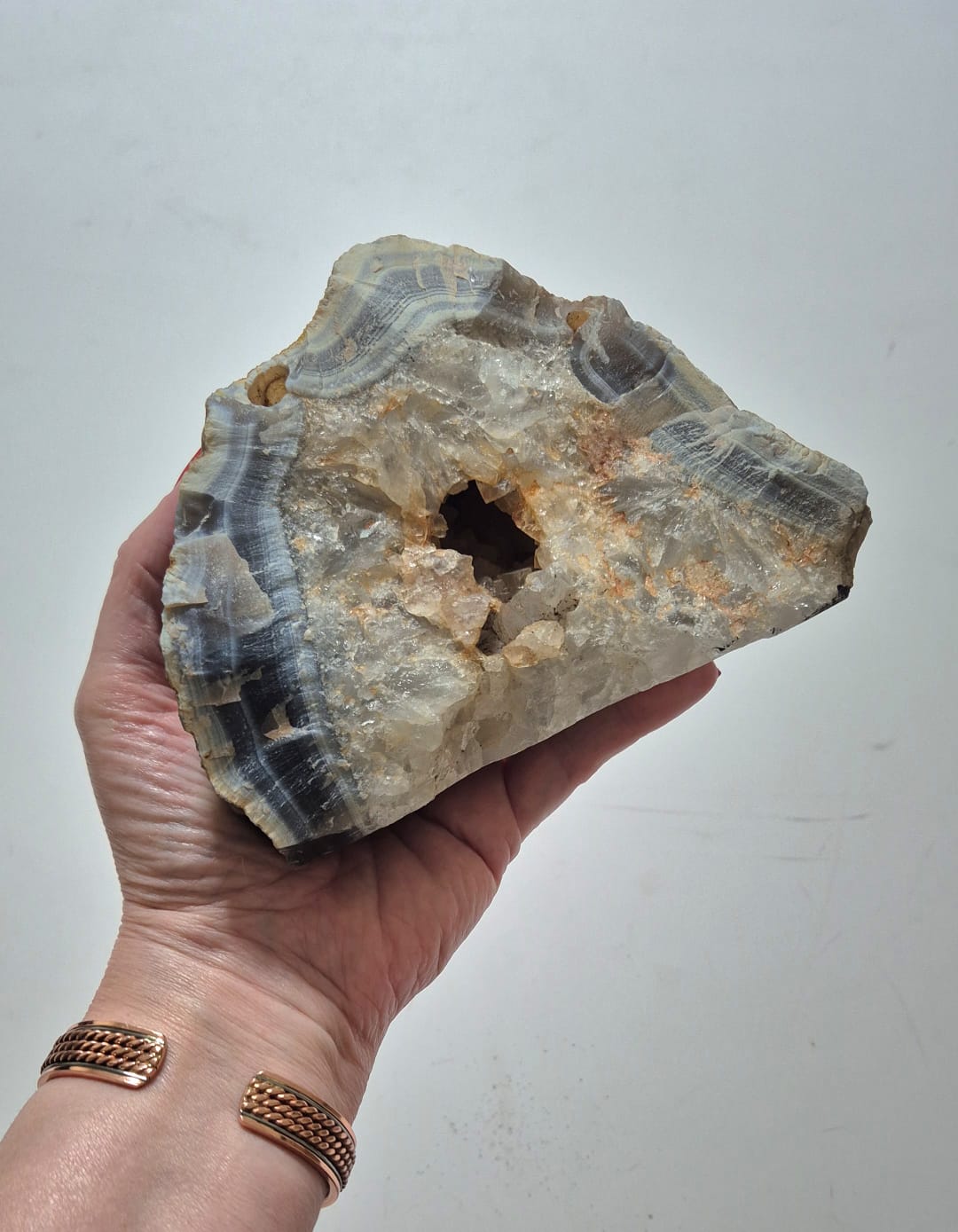 Geodo de Ágata Natural com Drusa de Quartzo – Peça Única Bruta | Ágata com Bandas Azuis e Núcleo Cristalino | Decoração Mineral, Coleção e Ambientes Zen - Harmonia Plena