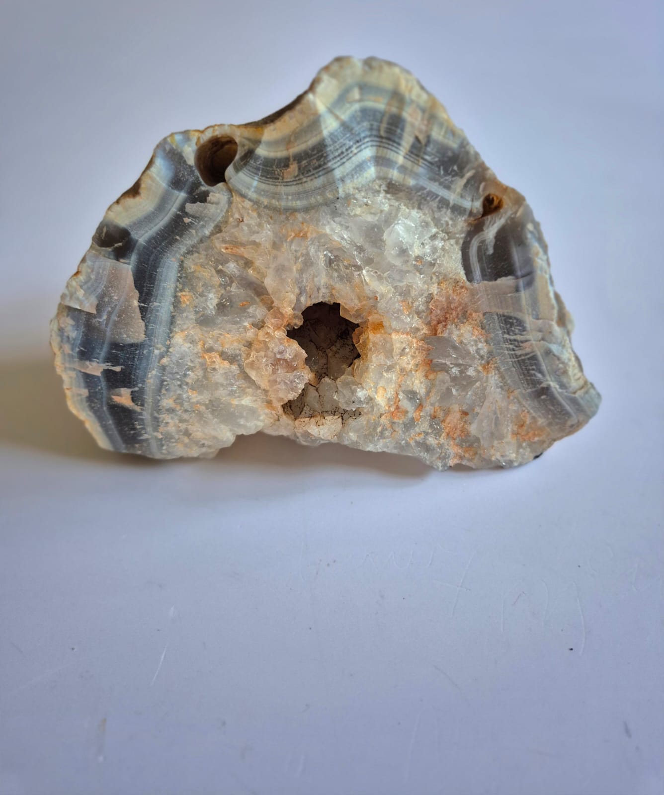 Geodo de Ágata Natural com Drusa de Quartzo – Peça Única Bruta | Ágata com Bandas Azuis e Núcleo Cristalino | Decoração Mineral, Coleção e Ambientes Zen - Harmonia Plena