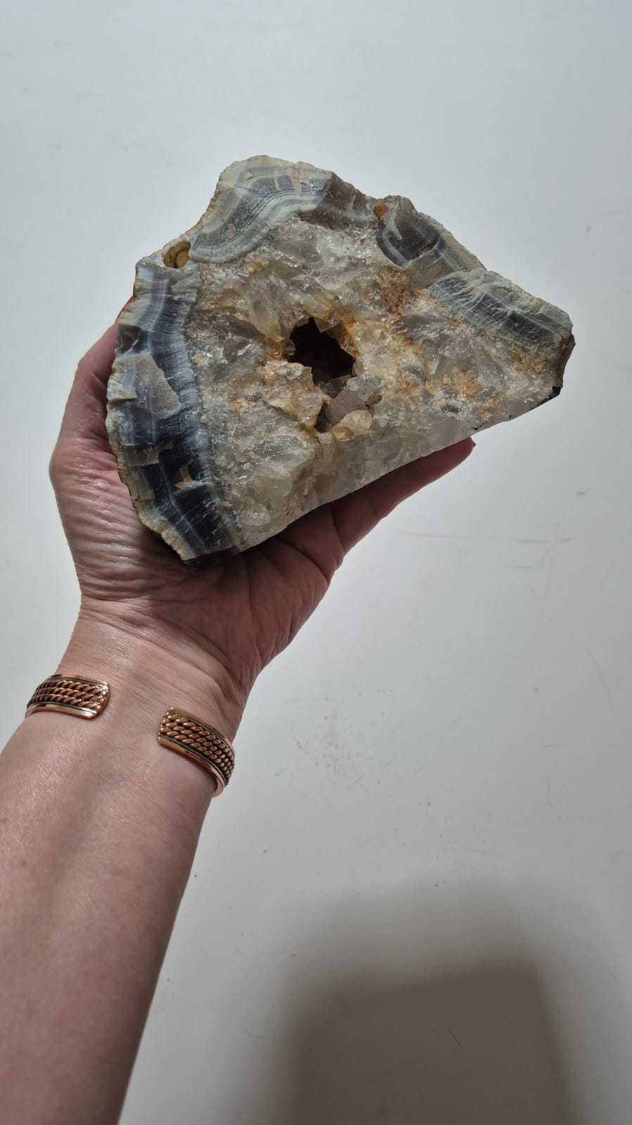 Geodo de Ágata Natural com Drusa de Quartzo – Peça Única Bruta | Ágata com Bandas Azuis e Núcleo Cristalino | Decoração Mineral, Coleção e Ambientes Zen - Harmonia Plena