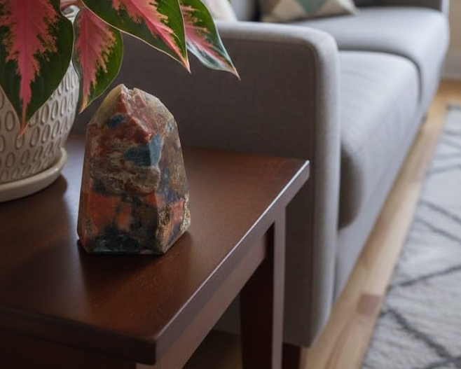 Jaspe Policromo Natural em ponta geradora lapidada, peça única para decoração, coleção de minerais e ambientes zen.