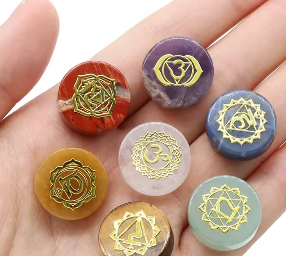 Kit pedras naturais dos chakras gravadas em dourado