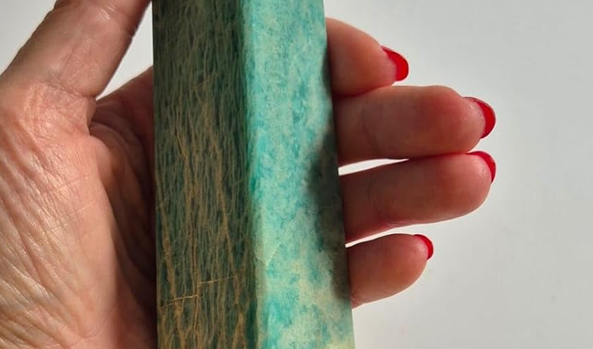 Obelisco de Amazonita Natural hexagonal com acabamento refinado, cristal decorativo para Feng Shui e meditação.