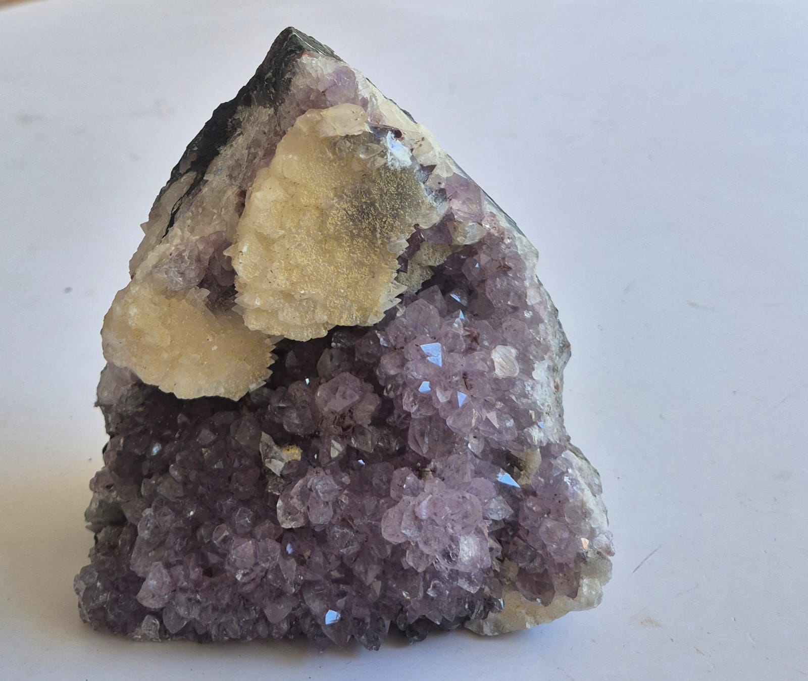 Peça Natural de Ametista com Calcita – Base Lapidada, 1,73 kg – Cristal para Decoração, Energização e Espaço Zen – Harmonia Plena