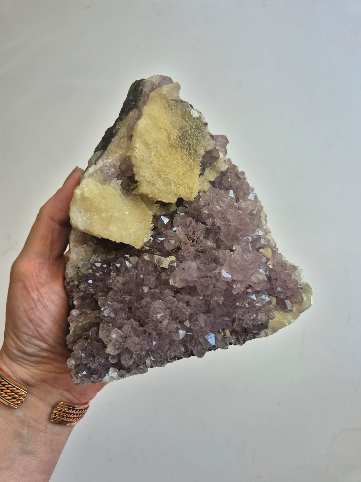 Peça Natural de Ametista com Calcita – Base Lapidada, 1,73 kg – Cristal para Decoração, Energização e Espaço Zen – Harmonia Plena